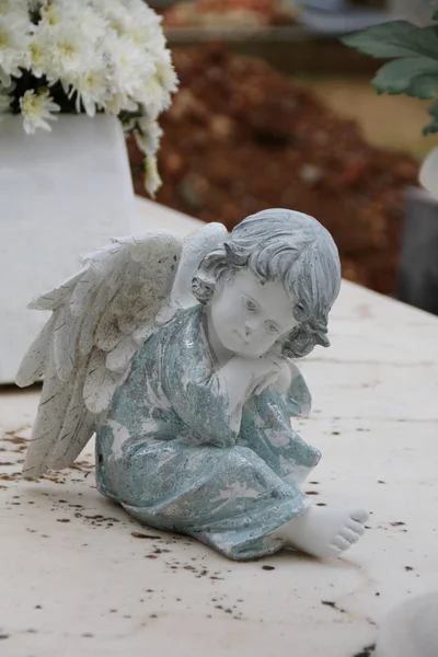 Estátua religiosa em cemitério — Fotografia de Stock