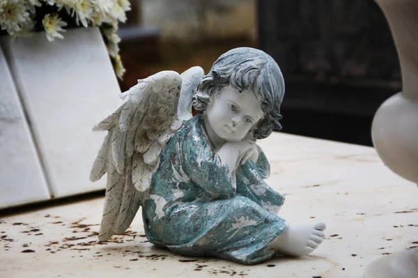 Estátua religiosa em cemitério — Fotografia de Stock