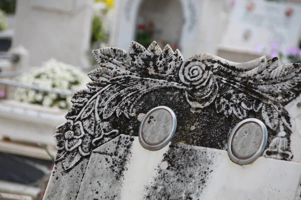 Dettaglio della tomba in cimitero — Foto Stock