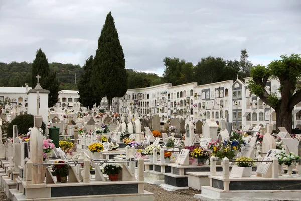 Cimitero con tombe, cripte e fiori — Foto Stock