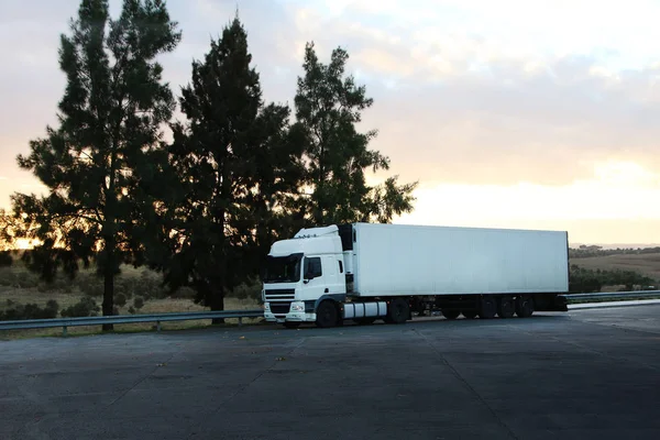 Zaparkowany biały samochód ciężarowy — Zdjęcie stockowe