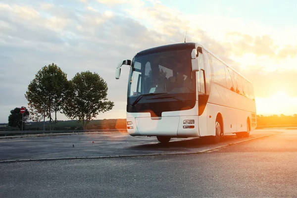 Ônibus estacionado na estrada — Fotografia de Stock