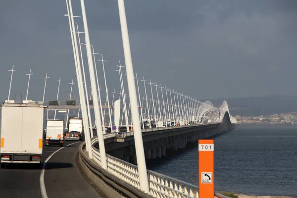 Tráfico en puente largo —  Fotos de Stock