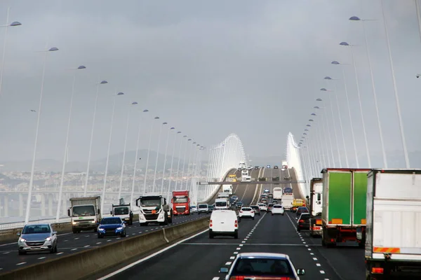 Tráfico en puente largo — Foto de Stock