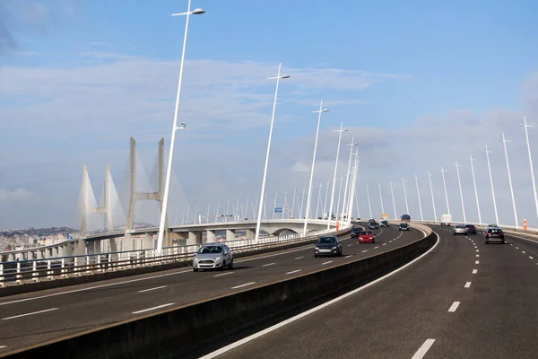 Tráfego em ponte longa — Fotografia de Stock