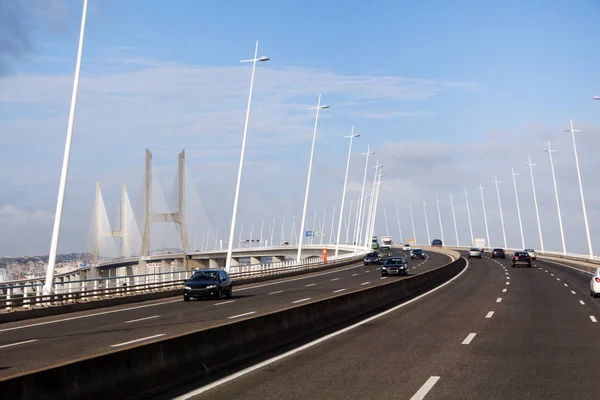 Tráfico en puente largo — Foto de Stock