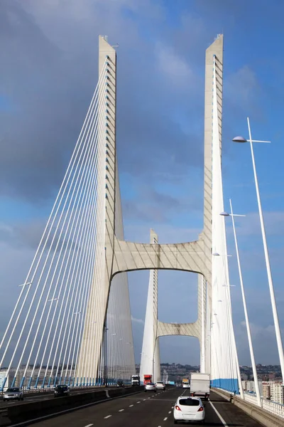 Tráfego em ponte longa — Fotografia de Stock