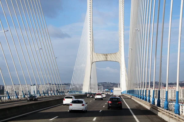 Traffico su ponte lungo — Foto Stock