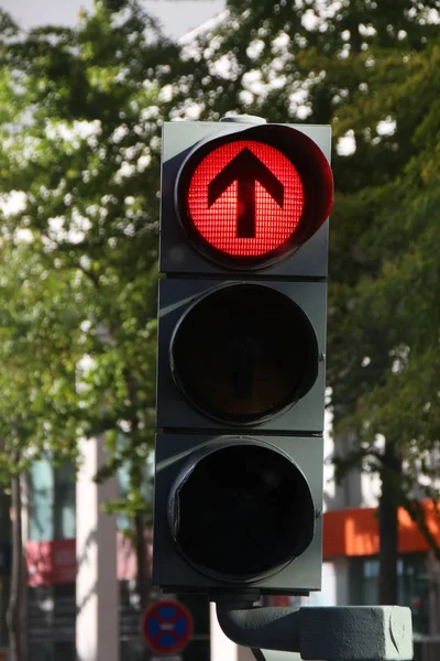 Luz roja en la señal de tráfico —  Fotos de Stock