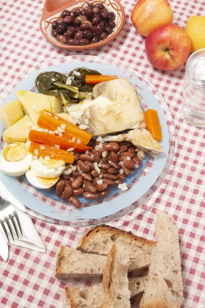 Bacalhau com feijão e legumes — Fotografia de Stock