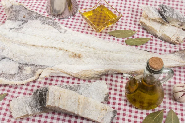 Masa örtüsü üzerinde tuzlu morina balığı — Stok fotoğraf