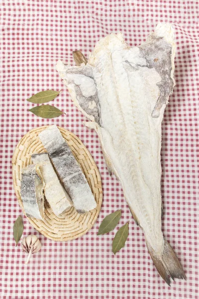 Bacalao salado sobre manteles — Foto de Stock