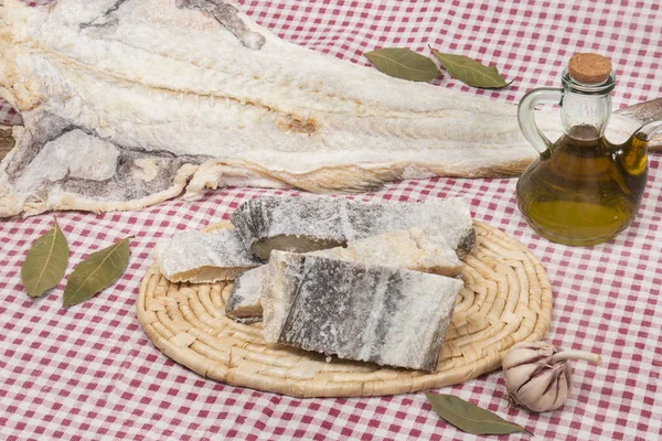 Masa örtüsü üzerinde tuzlu morina balığı — Stok fotoğraf