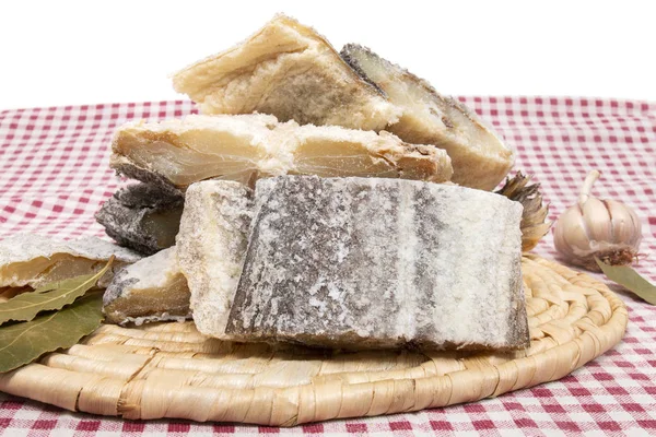 Bacalhau salgado na toalha de mesa — Fotografia de Stock