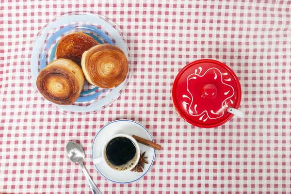 Rolled honey pastries with coffee — Stock Photo, Image