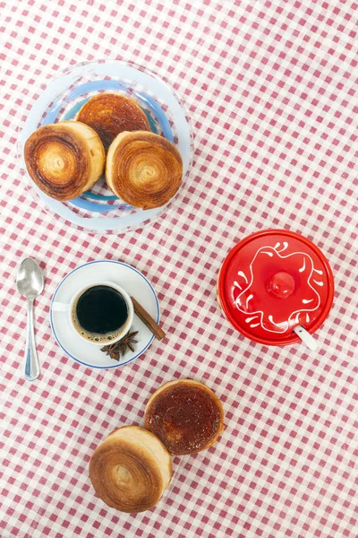 Rolled honey pastries with coffee — Stock Photo, Image