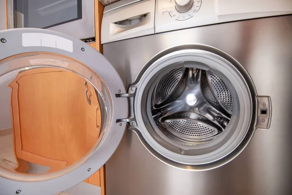 Tvättmaskin i köket — Stockfoto