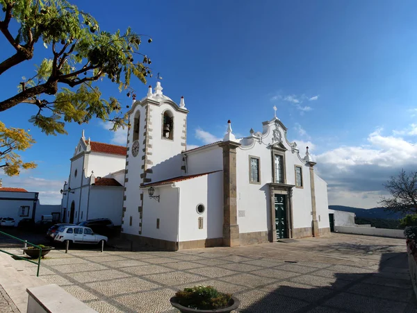 Iglesia de pueblo pequeño pueblo —  Fotos de Stock