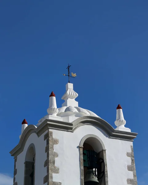 Igreja de aldeia de cidade pequena — Fotografia de Stock