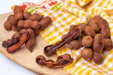 Demirhindi meyve kabukları beyaz bir zemin üzerinde izole.