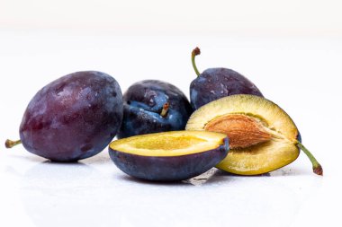 Taze moyer mor erikler beyaz arka planda izole.