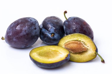 Taze moyer mor erikler beyaz arka planda izole.