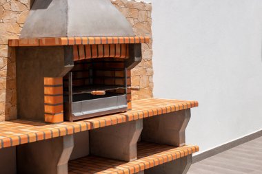 Kırmızı taş tuğlalı lüks villa açık hava barbeküsü.