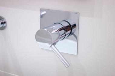 Beyaz seramik lüks lavabo kolu banyoda..