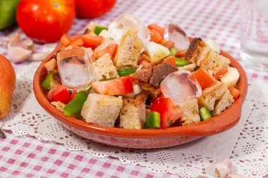 Ekmek, domates, yeşil çan biberi ve salatalıklı, zeytinyağı, sarımsak ve soğuk suyla tatlandırılmış tipik Portekiz Gaspacho yemeği..