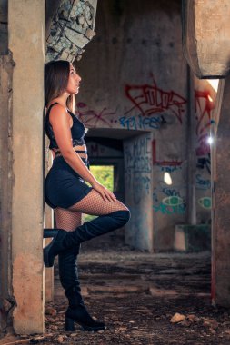 Сексуальная девка у заброшенного здания