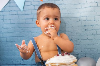 Kurdelelerden, tuğla duvar kağıtlarından ve gözlemelerden oluşan bir set ile bir yıllık erkek çocuk için parti..