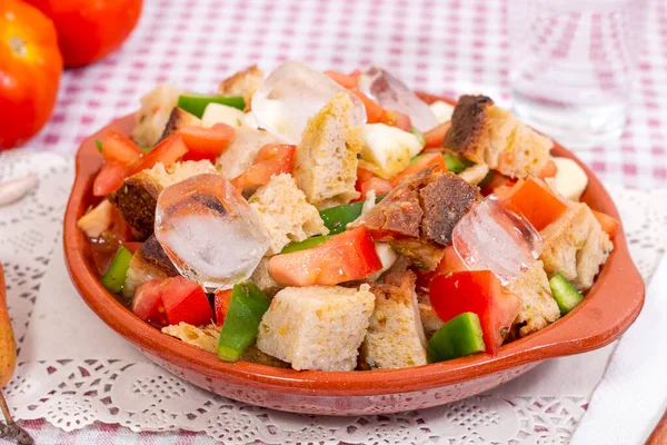 Typische Portugese Gaspacho Maaltijd Met Brood Tomaat Groene Paprika Komkommer — Stockfoto