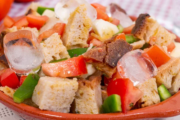 Typische Portugiesische Gaspacho Mahlzeit Mit Brot Tomaten Grünem Paprika Und — Stockfoto