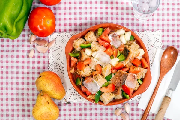 Refeição Típica Portuguesa Gaspacho Com Pão Tomate Pimentão Verde Pepino — Fotografia de Stock