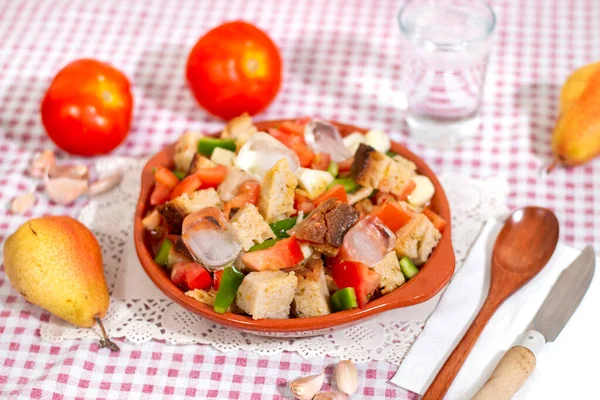 トマト ピーマン キュウリと典型的なポルトガルのガスパチョの食事 オリーブオイルとニンニクと冷たい水で味付け — ストック写真