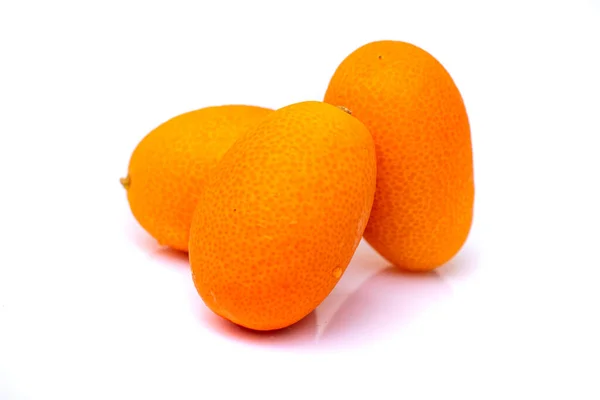 Kleine Tropische Kumquat Vruchten Geïsoleerd Een Witte Achtergrond — Stockfoto