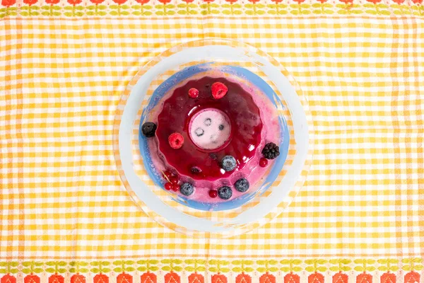 Doux Pudding Maison Aux Myrtilles Isolé Sur Une Nappe Jaune — Photo