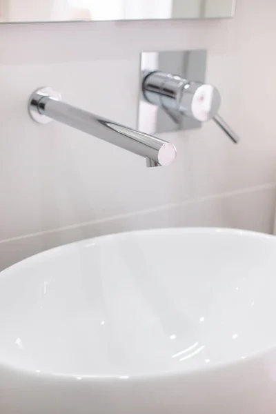 Beyaz Seramik Lüks Banyoda Lavabo Temiz — Stok fotoğraf