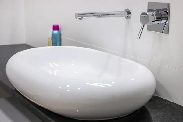 バスルームの白いセラミック高級クリーンシンク — ストック写真