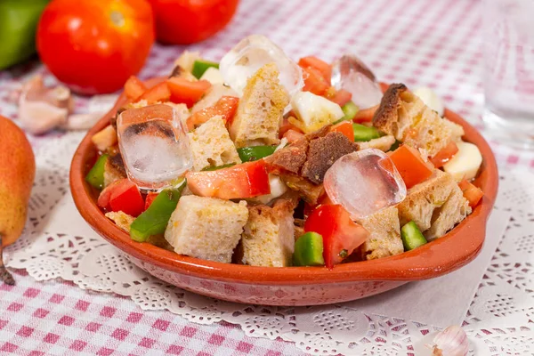 带有面包 西红柿 青椒和黄瓜 用橄榄油 大蒜和冷水调味的典型葡萄牙菜式 — 图库照片