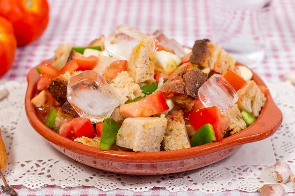 포르투갈 의전형적 식사에 도마도 오이를 곁들여 올리브 마늘과 찬물을 넣는다 — 스톡 사진