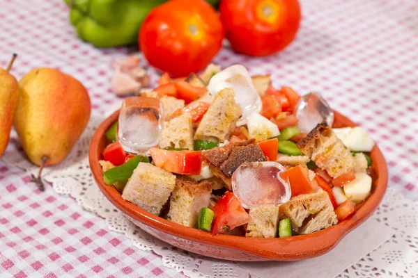 Typische Portugese Gaspacho Maaltijd Met Brood Tomaat Groene Paprika Komkommer — Stockfoto