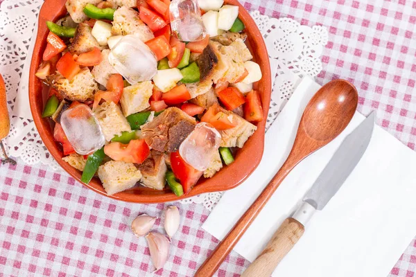 Typische Portugiesische Gaspacho Mahlzeit Mit Brot Tomaten Grünem Paprika Und — Stockfoto