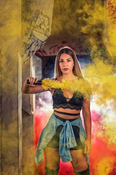 Menina Manobrando Granada Fumaça Colorida Uma Forma Criativa Divertida Posando — Fotografia de Stock