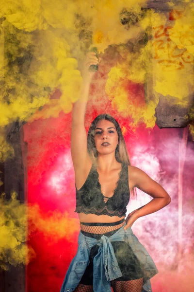 Chica Maniobrando Colorida Granada Humo Una Manera Creativa Divertida Posando — Foto de Stock