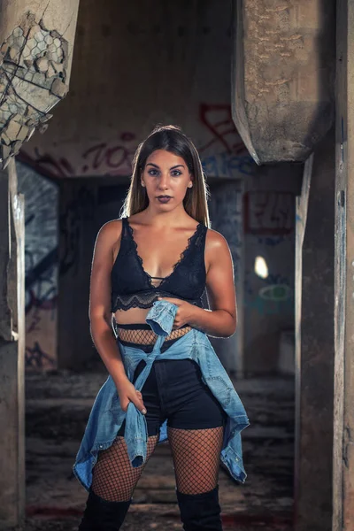 Giovane Ragazza Posa Modo Moda Edificio Abbandonato Fabbrica Utilizzando Una — Foto Stock