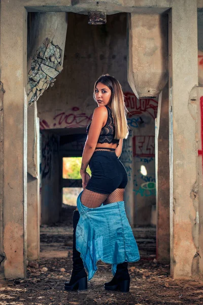 Menina Posando Uma Forma Moda Prédio Fábrica Abandonado Usando Uma — Fotografia de Stock