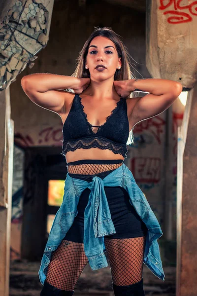 Menina Posando Uma Forma Moda Prédio Fábrica Abandonado Usando Uma — Fotografia de Stock