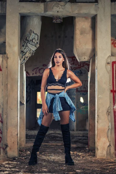 Ung Flicka Poserar Ett Sätt Övergiven Fabriksbyggnad Med Blå Jeans — Stockfoto