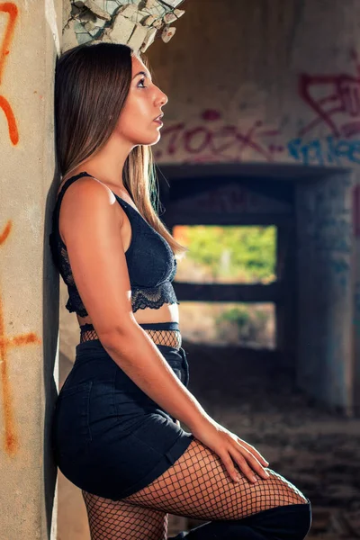 Chica Joven Posando Una Manera Moda Edificio Abandonado Fábrica Usando —  Fotos de Stock